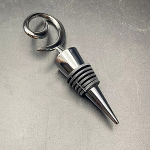 Lot en gros de bouchons à vin en métal pour hôtels et bars, avec un design durable et élégant - Product Image 1