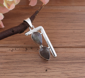 Pendentif vintage fait main en labradorite, paire, argent 925, double pierre, charmes bohèmes en pierres précieuses, unisexe, cristal ethnique, serti en bezel - Product Image 1