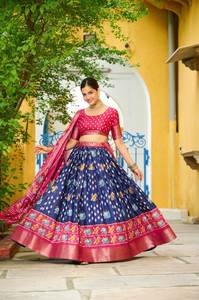 Nuevo lanzamiento: Lehenga Choli con forro jacquard y estampado Jari - Azul marino - Product Image 3