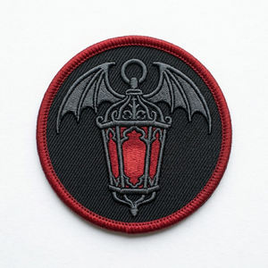 Parche Termoadhesivo Redondo Bordado Personalizado con Diseño de Estaca de Vampiro y Daga Gótica de Terror para Chaquetas, Fabricante Mayorista - Product Image 4