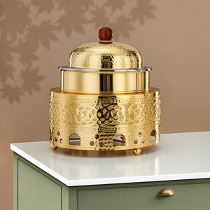 Plat à chafing rond moderne en acier inoxydable martelé, chauffe-plats avec base arabe embossée et bouton en bois pour buffet de mariage de luxe - Product Image 1