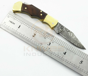 Couteau pliant artisanal en acier Damas avec poignée en bois et bolster en laiton – Couteau de poche haut de gamme pour la chasse et le camping - Product Image 5