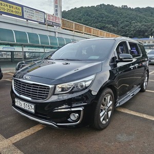 Kia Carnival MPV Premium avec un intérieur spacieux, des sièges confortables, des caractéristiques de sécurité avancées et une technologie moderne - Product Image 5