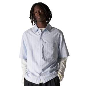 Chemise Homme Rayée à Manches Courtes Boutonnée Décontractée Légère Tissée Rayures Verticales Fourniture en Gros OEM - Product Image 3