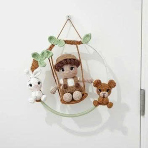 Décoration murale en crochet de coton doux faite à la main pour chambre d'enfant, thème Lapin Teddy et Prince, avec mélange de feuilles - Product Image 6