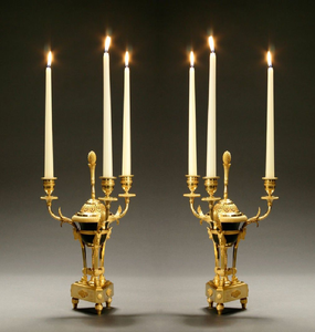 Candélabre en laiton finement travaillé à trois lumières avec gravures florales et une base large en forme de dôme. Disponible aux prix de gros. - Product Image 4