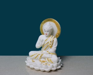 Elegante Estatua de Buda de Resina Blanca con Detalles en Dorado, Artesanía Nirmala |   Figura Decorativa Art Deco Hecha a Mano de Buda Meditando con Base de Loto para - Product Image 3