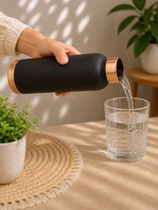 Botella de Agua de Cobre Puro, Hecha a Mano, Beneficios Ayurvédicos, 900 ml, a Prueba de Fugas, Apta para Lavavajillas, Fácil de Transportar, para Coche - Product Image 1