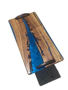 Bandeja de servicio de resina decorativa para restaurante de alta venta con madera de acacia disponible a precios al por mayor con mango de metal - Product Image 3