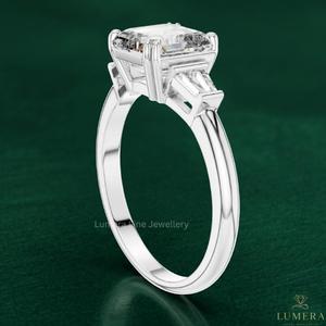 Anillo de Compromiso con Diamante Cultivado en Laboratorio con Corte Asscher Certificado por IGI, con Piedras Laterales Trapezoidales, Oro de 9K, 10K, 14K, 18K - Product Image 3