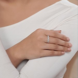 Anillo de Eternidad con Diamantes Cultivados en Laboratorio Certificados por IGI, 7 Piedras de Esmeralda y Corte Brillante Redondo, Certificado VVS VS, Oro de 14K, Anillo de Aniversario - Product Image 3