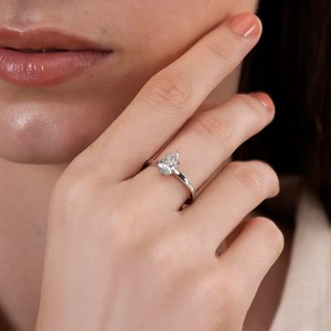 Bague de fiançailles en diamant de laboratoire taille poire de qualité supérieure, certifiée IGI, en or blanc massif 14 carats, solitaire de forme poire, bague de mode en gros - Product Image 4