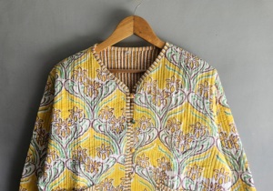เสื้อแจ็คเก็ตผ้าควิลท์ลายดอกไม้สีเหลือง คอวี แขนสามส่วน ผ้าฝ้าย เสื้อคลุมฤดูใบไม้ผลิสำหรับผู้หญิง ของขวัญสำหรับเธอ - Product Image 2