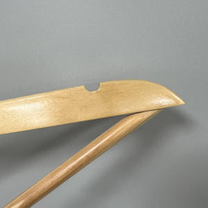 Cintre en bois bon prix Oem pour vêtements couleur naturelle emballage personnalisé fabriqué au Vietnam fabricant - Product Image 6