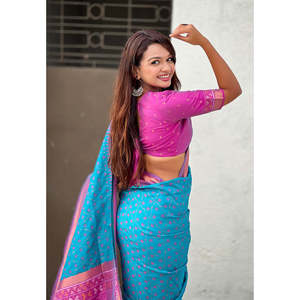 Sari Patola en soie douce bleu ciel tissé Zari avec motifs Bandhani contrastants, 650g, marque Elite Weaves, style indien/pakistanais, longueur genou, pour soirée - Product Image 3