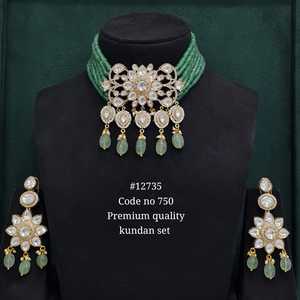 Ensemble collier et boucles d'oreilles Kundan vert 12735, plaqué or, laiton, perles florales, bijoux pour mariage, fête, banquet - Product Image 1