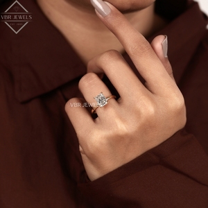 Anillo Solitario de Diamante Corte Esmeralda en Oro Amarillo con Engaste Alto, Joyería de Compromiso de Lujo para Mujer, Regalo de Diseño Exclusivo - Product Image 5