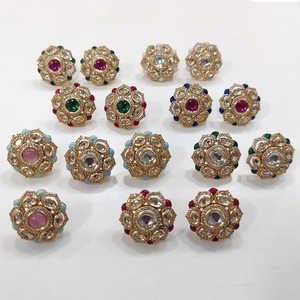 Boucles d'oreilles fines pierres Kundan et perles plaquées or - Product Image 1