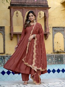 NOIIR PIGEON Conjunto de traje Anarkali de seda pura pesada para mujer con encaje Gota Patti y dupatta, elegante, sin arrugas, largo hasta el suelo - Product Image 4