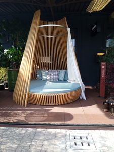 Chaise longue en teck semi-fermée, lit de jour en bois, mobilier de salon de jardin pour hôtel ou resort - Product Image 1
