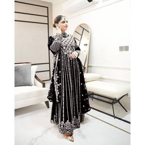 Ensembles modestes de créateurs pour les fêtes - Robe et dupatta magnifiques pour un look élégant - Product Image 4