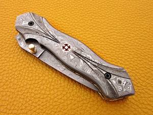 Cuchillo Plegable de Acero de Damasco con Hoja de Borde Recto, Apertura con Perilla, Mango de Madera y Diseño Artístico - Product Image 1