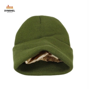 Gorro de Punto Gris Unisex Dynamel con Forro de Seda Satinada Dorada, Gorro Suave - Product Image 3