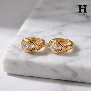 Pendientes de Plata de Ley 925 Personalizados con Diseño de Pera Retorcida, Elegantes Aros Huggie Chapados en Oro con Diamante de Laboratorio Solitario, Venta al por Mayor - Product Image 2