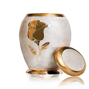 Statueuse urne funéraire en cristal violet taillée à la main avec un motif floral en verre poli. Disponible aux prix de gros. - Product Image 3