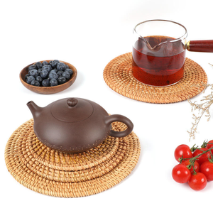 Posavasos Redondo Hecho a Mano de Ratán con Incrustaciones de Cerámica, Diseño Floral Clásico Tejido Natural, Marca TUYET DUNG, Decoración de Mesa de Vietnam - Product Image 5