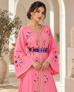 Caftan marocain rose poudré avec manches longues respirantes et ceinture géométrique pour les occasions de fête - Product Image 2