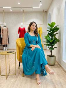Costume Anarkali ethnique élégant en Mul Chanderi fabriqué en Inde avec pantalon et dupatta assortis pour femmes, disponible à la vente - Product Image 2