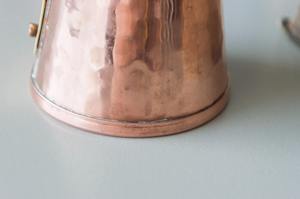 Carafe en cuivre de petite taille au design unique avec poignée courbée, idéale pour les repas en espace restreint et le service individuel, vente en gros depuis l'Inde - Product Image 3