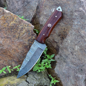Couteau de chasse artisanal en acier Damas, personnalisable, avec lame à pointe tombante de 8,5 pouces de longueur totale et manche en bois de rose - Product Image 2