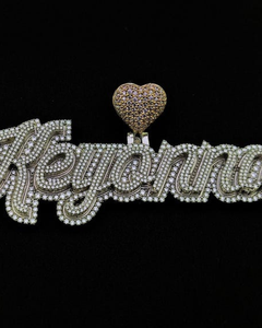 Colgante de Lujo Personalizado con Placa de Nombre Bicolor, Letra Inicial de Moissanita Totalmente Engastada, Chapado en Oro de 18K - Product Image 6