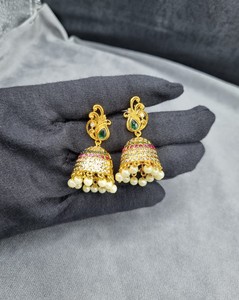 Pendientes Jhumka de diseño Paisley con forma de campana, tradicionales del sur de la India, chapados en oro, para mujeres, fabricantes. - Product Image 3