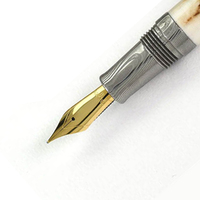 Stylo en acier Damas exclusif, instrument d'écriture de luxe pour cadeau et usage professionnel.