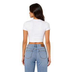 Camiseta de mujer con pedrería dispersa, manga corta, logotipo personalizado, top corto con pedrería, ropa urbana moderna, camiseta glamorosa refinada. - Product Image 2