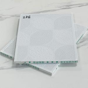 Panneau mural stratifié PVC moderne 600x600mm 975, dalles <span class=keywords><strong>de</strong></span> plafond en plâtre 60x60 blanches pour décoration intérieure et usage hôtelier aux Émirats arabes unis - Product Image 2