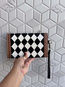 Cartera de Cuero Tallada a Mano con Diseño a Cuadros Blanco y Negro, Elegante, con Correa para la Muñeca, Estilo Occidental, para Uso Diario - Product Image 3