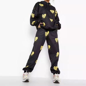 Conjunto Deportivo para Mujer con Estampado de Corazones Negros, Sudadera con Capucha, Corte Holgado, Estilo Urbano, con Bolsillos Laterales, para Otoño - Product Image 1