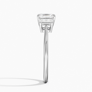 แหวน BOJ รุ่น 066 ทรง Asscher Cut เงินแท้ 925 ประดับเพชรทรง Trapezoid สามเม็ด น้ำหนัก 2 กะรัต สี D ความสะอาด VVS1 มอยส์ซาไนต์ รับรองโดย GRA ลดราคา - Product Image 3