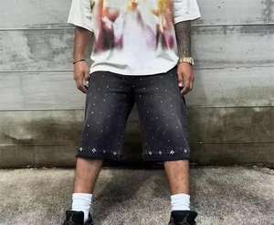 Pantalones cortos de mezclilla negros de alta calidad OEM personalizados 100% algodón, lavados a la piedra, holgados, con pedrería y dobladillo sin rematar, tipo capri, para hombre - Product Image 4