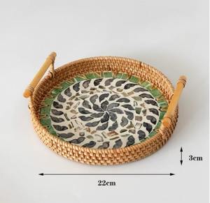 Plateau élégant en nacre et rotin, idéal pour les paniers-cadeaux et comme centre de table pour la salle à manger ou la table basse - Product Image 5
