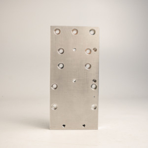 Componente de Base de Montaje de Aluminio con Orificio Cebado Empotrado de Precisión Personalizado AMT VINA ODM - Product Image 3