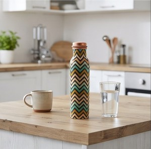 Botella de Agua de Acero Inoxidable con Patrón en Zig Zag, Tapa y Base de Cobre, Perfecta para Hidratación en Viajes - Product Image 5