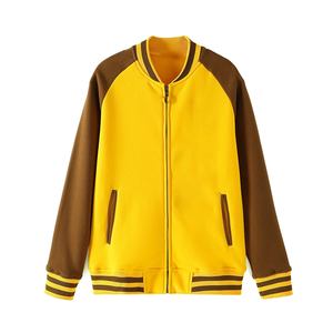 Chaqueta Universitaria Premium Iota Phi Theta Dorada de Chenille para Hombre con Bordado, Diseño Invernal Térmico y Cortavientos - Product Image 4