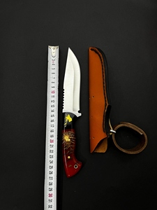 Cuchillo de caza y camping de acero D2, hoja fija con borde parcialmente dentado, mango de resina epoxi roja con diseño de piña, funda de cuero, 3 años de garantía. - Product Image 6