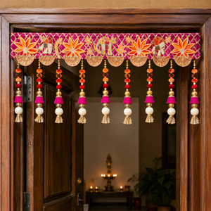 Bandhanwar Toran Hecho a Mano con Borlas de Perlas y Flores Magenta, Decoración Festiva para Puerta, Regalo para Diwali, Bodas y Entrada del Hogar - Product Image 5