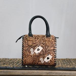 Bolsa de Viaje de Cuero Hecha a Mano de Lujo, Color Bronceado, con Diseño de Cartas de Póker, Cierre de Cremallera, Estilo Duradero - Product Image 1